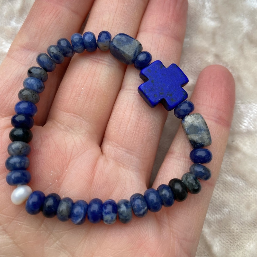 Genuine apatite, pearl, howlite bracelet high quality beads.